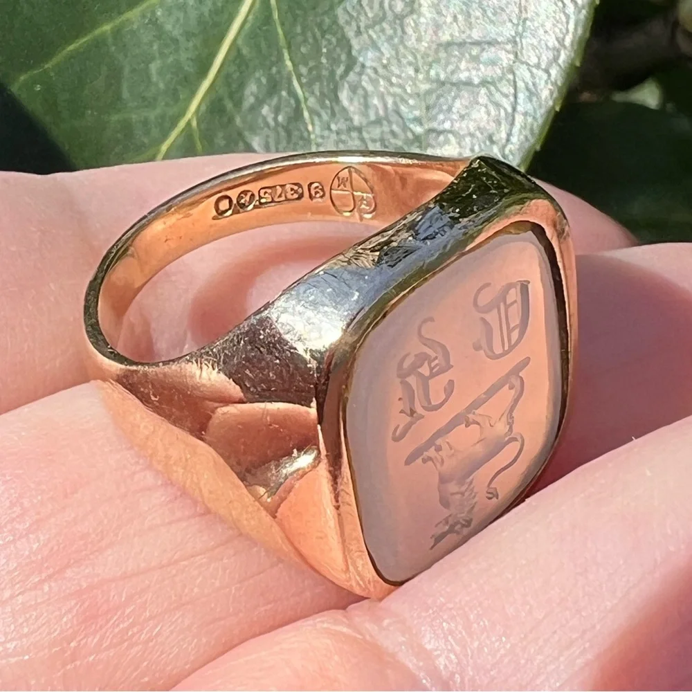 VINTAGE 9K GOLD WHITE CHALCEDONY LION INTAGLIO SIGNET RING BRITISH HALLMARKS